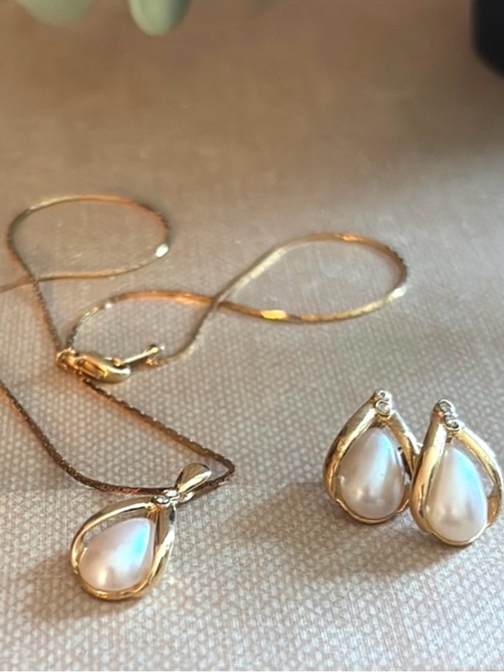 Vintage 1996 Avon Pearl Teardrop Necklace & Earrings Set Gold-Plated NIB